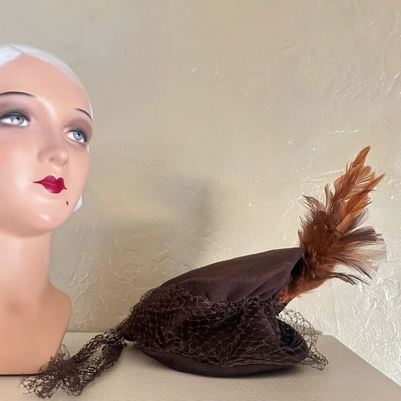 GORGEOUS 1940\'s BROWN FELT HAT WITH GATHERED CROWN, TALL FEATHERS & HALF VEIL 1940s Feather Fascinator Hat | Brown Quail Feather Saucer  main image 4